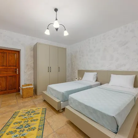Tam Korunakli Kaputas 4 *