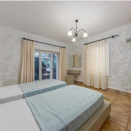Tam Korunakli Kaputas 4 Villa